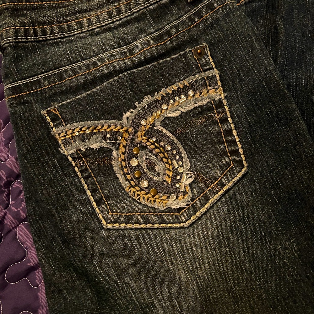 Cute jeans. Size 10 fits more like a 12 Roz Ali